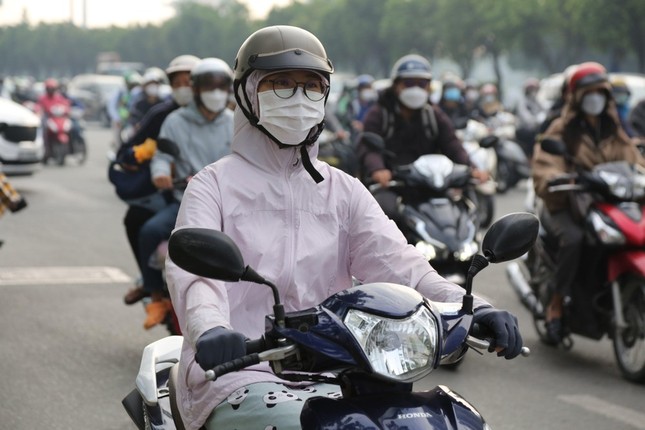 TPHCM nắng nóng oi bức dịp Giáng sinh - Ảnh 1.