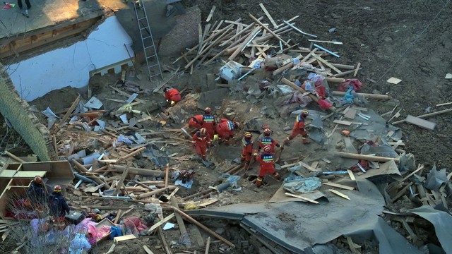 Toàn cảnh thảm họa động đất tại Trung Quốc: Rung chuyển tỉnh Cam Túc dưới cái lạnh -14 độ, ít nhất 831 người thương vong - Ảnh 14.