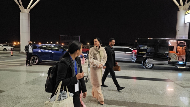 HOT: Bắt cận cảnh Katy Perry mặc nguyên đồ diễn ra sân bay về Mỹ ngay sau màn diễn hit tỷ view ở VinFuture 2023 - Ảnh 4.
