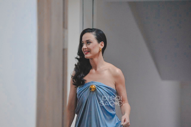 HOT: Katy Perry lộ diện tại lễ trao giải VinFuture 2023, visual đẹp lộng lẫy chấp luôn cam thường - Ảnh 4.