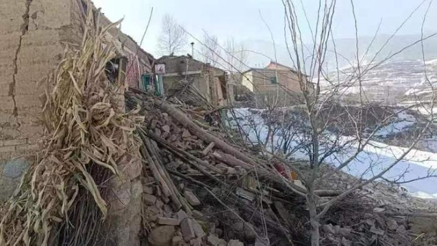 Ngôi làng Trung Quốc bị nhấn chìm dưới 3 mét bùn sau động đất, hàng nghìn ngôi nhà sụp đổ trong 1 phút
