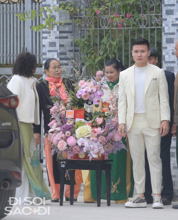 Xả ảnh nét căng Quang Hải đi hỏi cưới Chu Thanh Huyền, mức giá tráp lễ dạm ngõ gây tò mò - Ảnh 3.