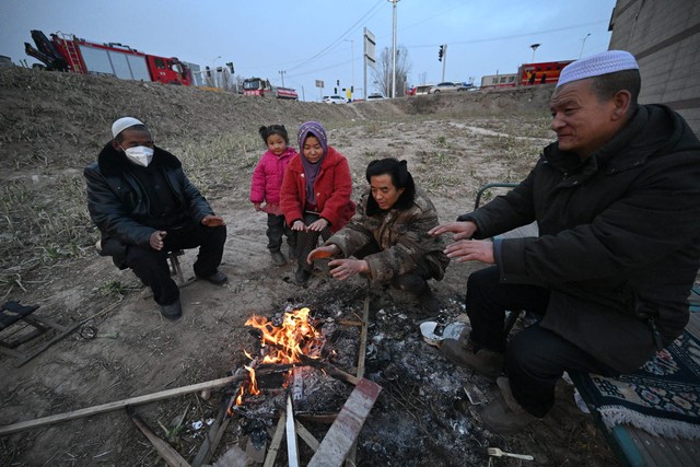 Toàn cảnh thảm họa động đất tại Trung Quốc: Rung chuyển tỉnh Cam Túc dưới cái lạnh -14 độ, ít nhất 831 người thương vong - Ảnh 12.