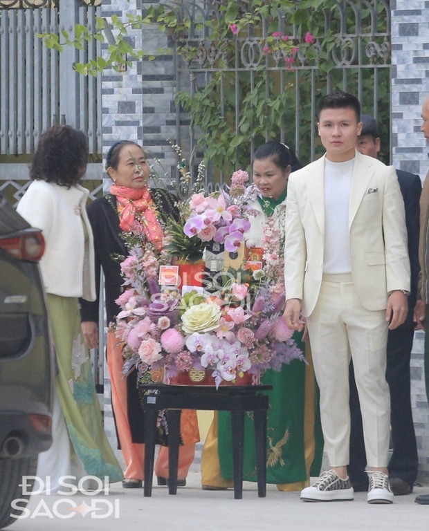 Nhìn mâm lễ vật hoành tráng tại lễ dạm ngõ của Quang Hải - Chu Thanh Huyền, dân mạng chỉ chú ý đến món bánh đặc sản Thủ Đô - Ảnh 1.