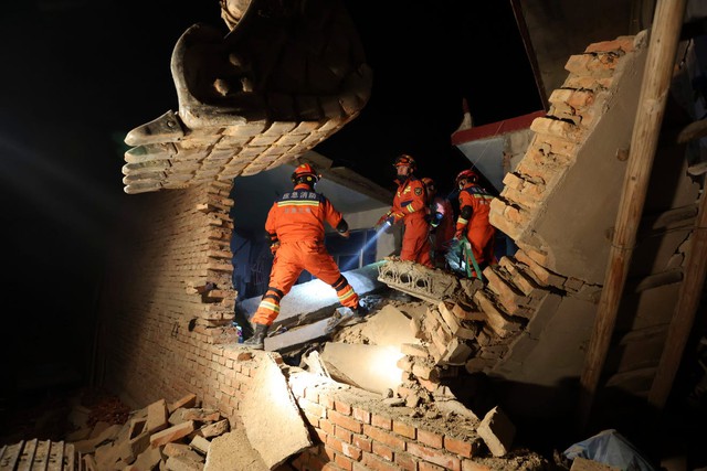 Toàn cảnh thảm họa động đất tại Trung Quốc: Rung chuyển tỉnh Cam Túc dưới cái lạnh -14 độ, ít nhất 831 người thương vong - Ảnh 8.