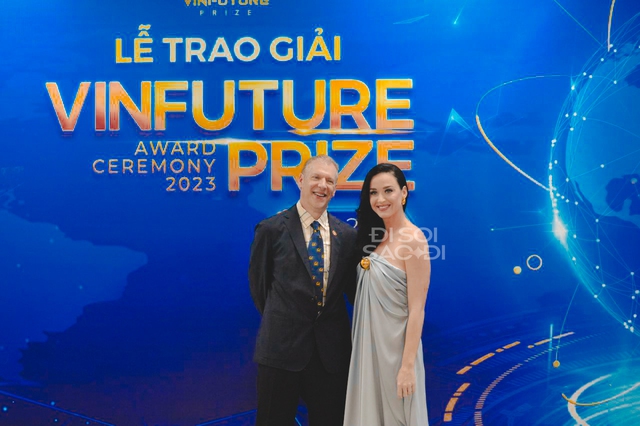 HOT: Katy Perry lộ diện tại lễ trao giải VinFuture 2023, visual đẹp lộng lẫy chấp luôn cam thường - Ảnh 10.