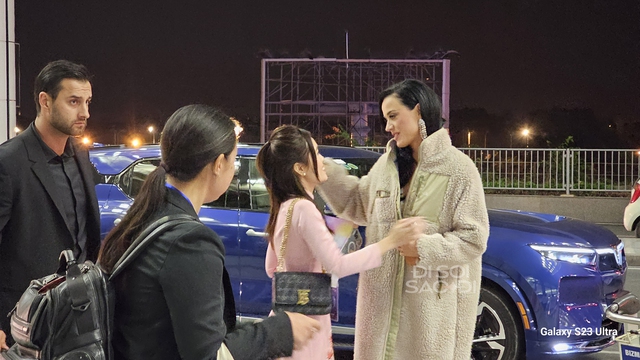 HOT: Bắt cận cảnh Katy Perry mặc nguyên đồ diễn ra sân bay về Mỹ ngay sau màn diễn hit tỷ view ở VinFuture 2023 - Ảnh 6.