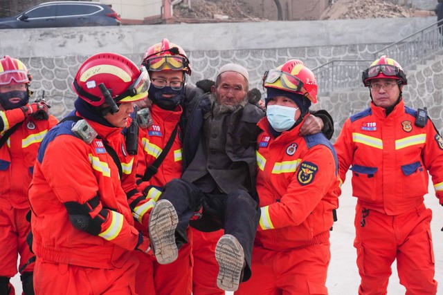 Toàn cảnh thảm họa động đất tại Trung Quốc: Rung chuyển tỉnh Cam Túc dưới cái lạnh -14 độ, ít nhất 831 người thương vong - Ảnh 6.