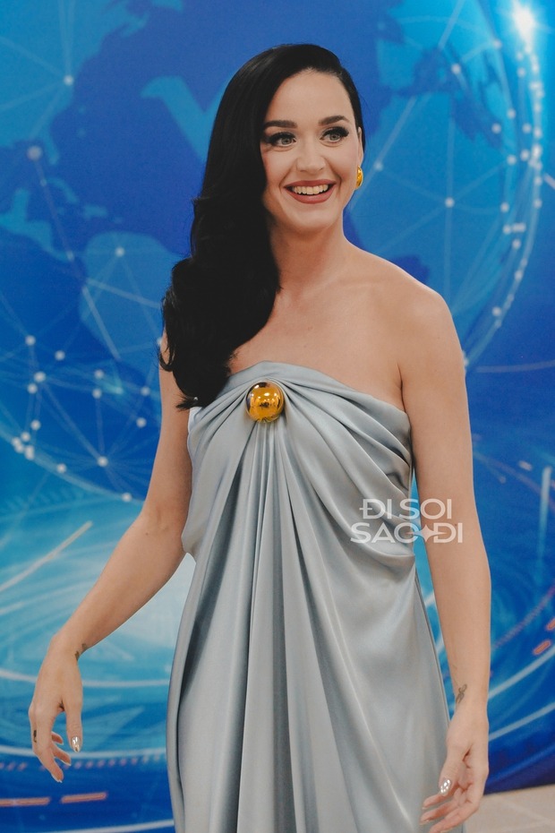 Katy Perry biến hóa visual tại Việt Nam: Ở sân bay ngầu bao nhiêu, lên sân khấu thân thiện lộng lẫy bấy nhiêu - Ảnh 11.