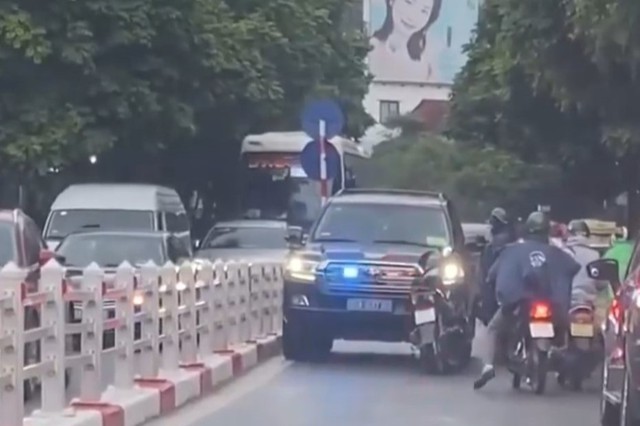 Người đàn ông chặn ô tô biển xanh ở Hà Nội: 2 vấn đề cần làm rõ - Ảnh 1.
