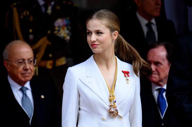 Rũ bỏ hình ảnh dịu dàng, 'công chúa đẹp nhất châu Âu' gây bất ngờ khi xuất hiện trong bộ quân phục