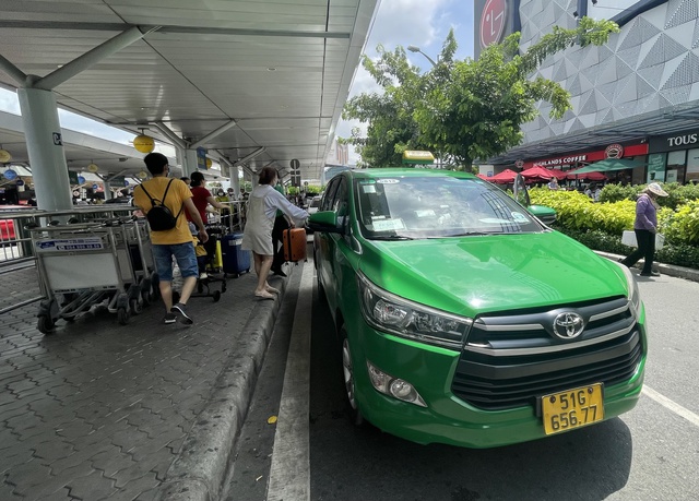 Đi taxi bị chặt chém dịp Tết ở sân bay Tân Sơn Nhất, khách gọi ai? - Ảnh 1.