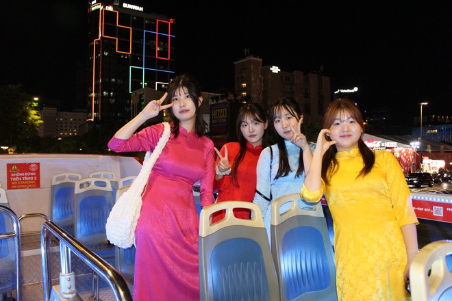 Ra mắt tour xuyên đêm trên xe buýt 2 tầng tại TP Hồ Chí Minh - Ảnh 3.