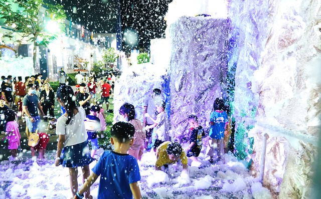“Tuyết phủ trắng xóa” tại một địa điểm ở TP.HCM khiến giới trẻ kéo đến check-in liên tục - Ảnh 6.