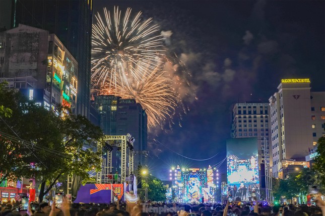 Việt Nam được bình chọn là nơi đón năm mới ấn tượng nhất thế giới - Ảnh 1.