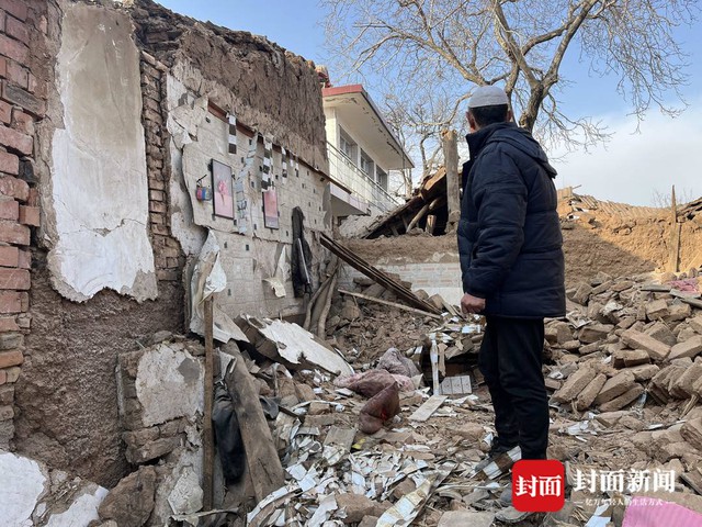 'Trái tim tôi tan nát': Tiếng khóc nghẹn ngào của người phụ nữ mất 4 người thân trong trận động đất ở Trung Quốc