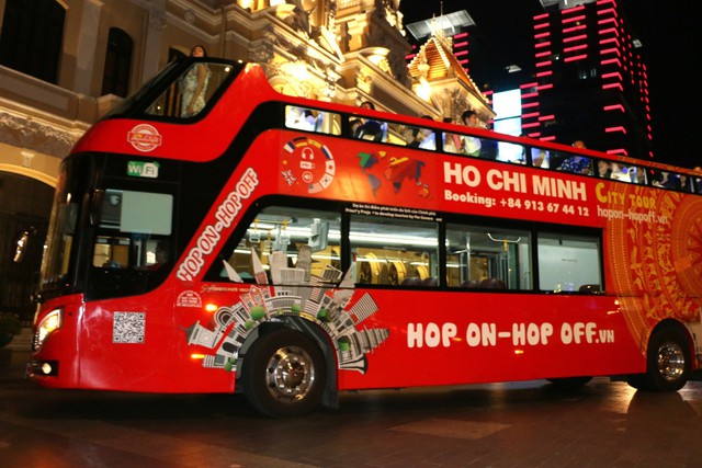 Ra mắt tour xuyên đêm trên xe buýt 2 tầng tại TP Hồ Chí Minh - Ảnh 1.