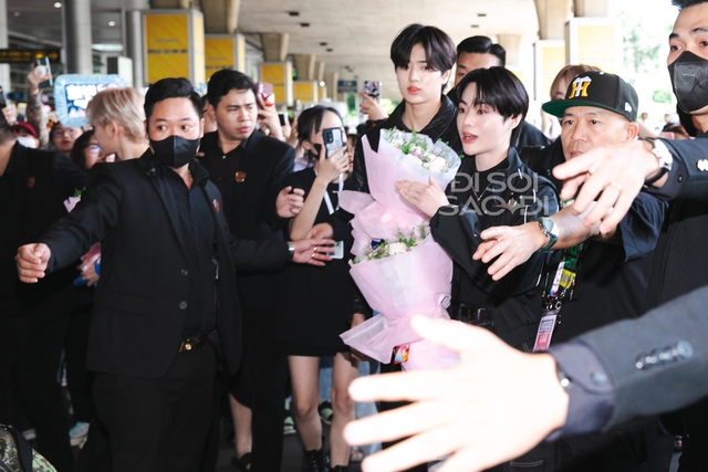Hot 1000 độ: TEMPEST đổ bộ sân bay Tân Sơn Nhất, idol người Việt Hanbin chiếm spotlight trong lần đầu về quê nhà biểu diễn - Ảnh 10.
