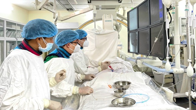 Mâu thuẫn trong trận bóng đá, nam sinh viên bị đâm xuyên cổ - Ảnh 1.