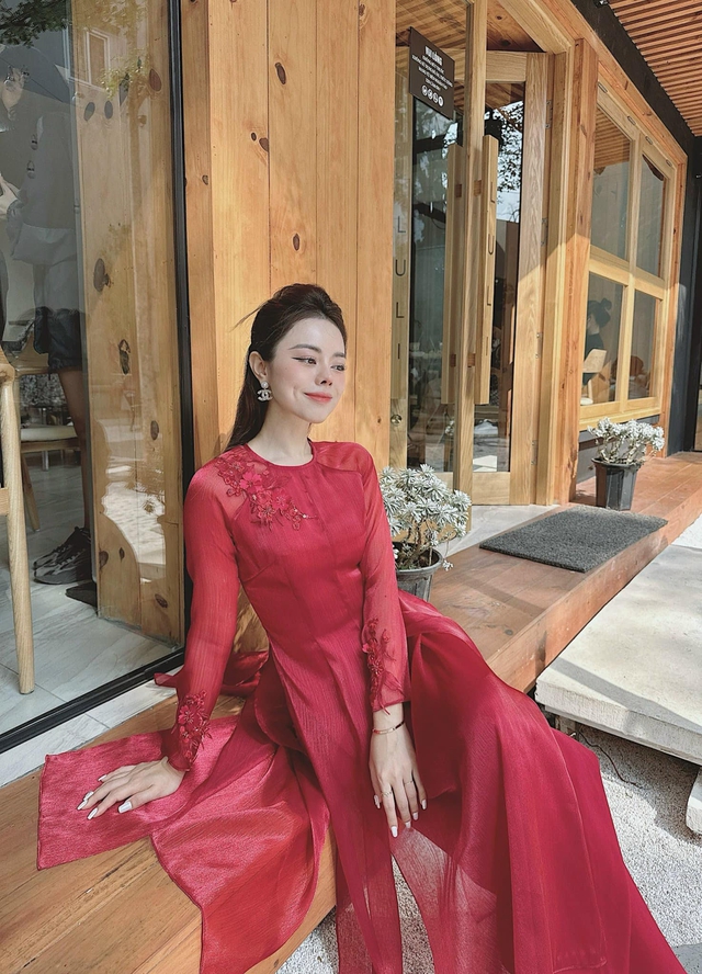 9 mẫu áo dài đỏ diện Tết: Thanh lịch, nền nã giúp chị em hóa nàng thơ, giá chỉ từ 685.000 VNĐ - Ảnh 3.