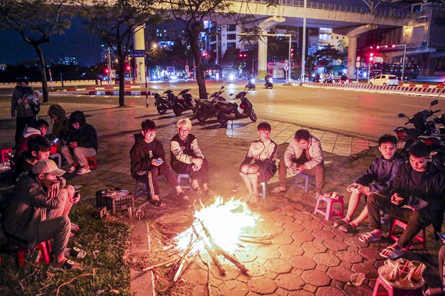 H&agrave; Nội: Người d&acirc;n đốt lửa sưởi ấm, tr&ugrave;m cả chăn ra đường dưới c&aacute;i lạnh 8 độ C - Ảnh 1.