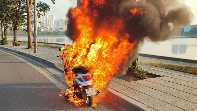 Xe máy bốc cháy ngùn ngụt trên đường ở Hà Nội - Ảnh 1.