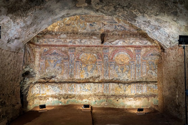 Tìm thấy bức tranh khảm 2.300 năm tuổi quý hiếm dưới lòng Rome