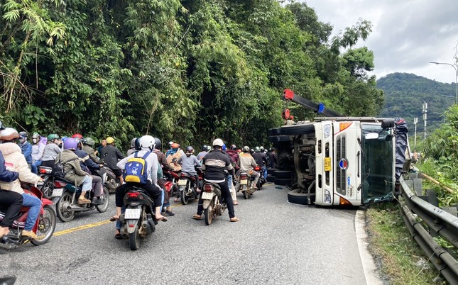 Xe tải tông khách trên đèo Bảo Lộc, 4 du khách nước ngoài bị thương - Ảnh 3.