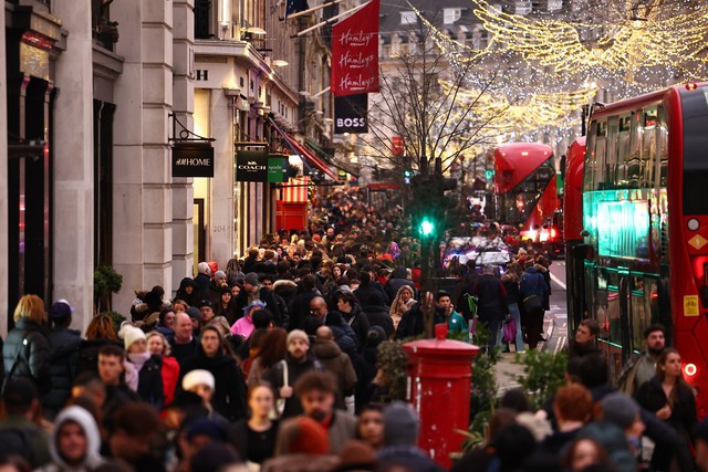 Rộn ràng Giáng sinh trên khắp thế giới: Đường phố sáng rực tạo nên không khí lễ hội đầy kỳ diệu và hy vọng - Ảnh 7.