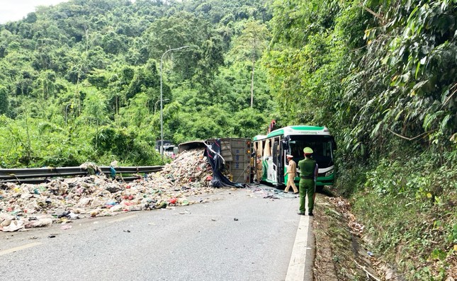 Xe tải tông khách trên đèo Bảo Lộc, 4 du khách nước ngoài bị thương - Ảnh 2.