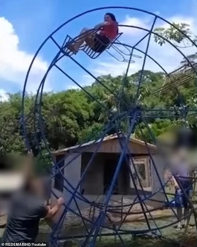 Đi ăn nh&agrave; h&agrave;ng, người phụ nữ tr&egrave;o l&ecirc;n v&ograve;ng đu quay rồi tử vong: Khoảnh khắc cuối c&ugrave;ng g&acirc;y &aacute;m ảnh - Ảnh 1.