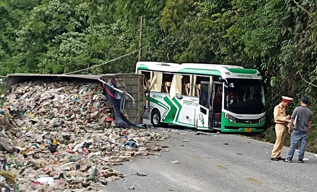 Xe tải tông khách trên đèo Bảo Lộc, 4 du khách nước ngoài bị thương - Ảnh 1.