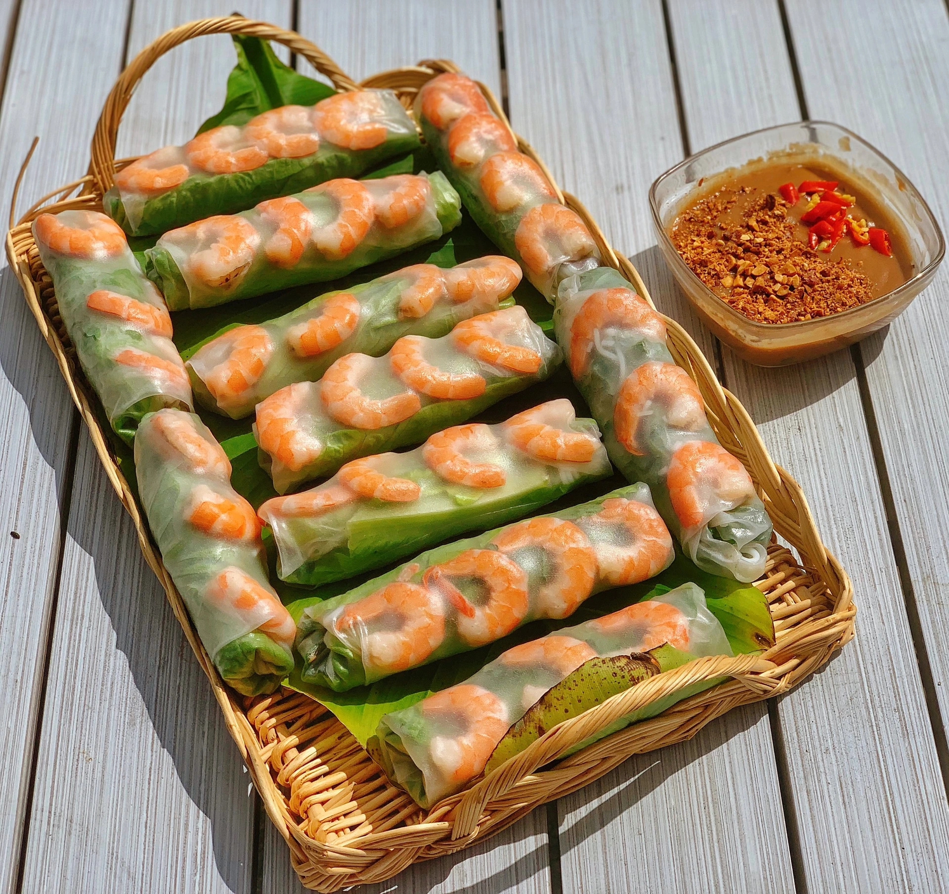 Bố chồng Pháp ăn phở con dâu miền Tây nấu, hoảng hốt với cách chặt gà rất lạ ở Việt Nam - Ảnh 9.