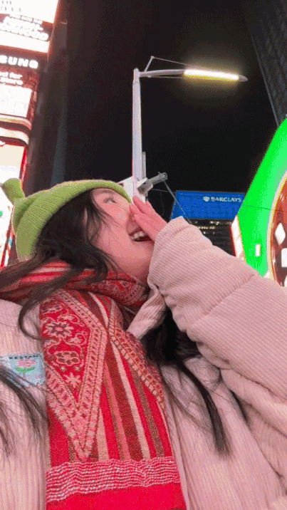 Danh tính người đem clip Jenny Huỳnh chiếu lên hẳn màn hình LED ở Quảng trường Thời đại dịp Giáng sinh: Hẳn phải có rất nhiều tiền! - Ảnh 1.