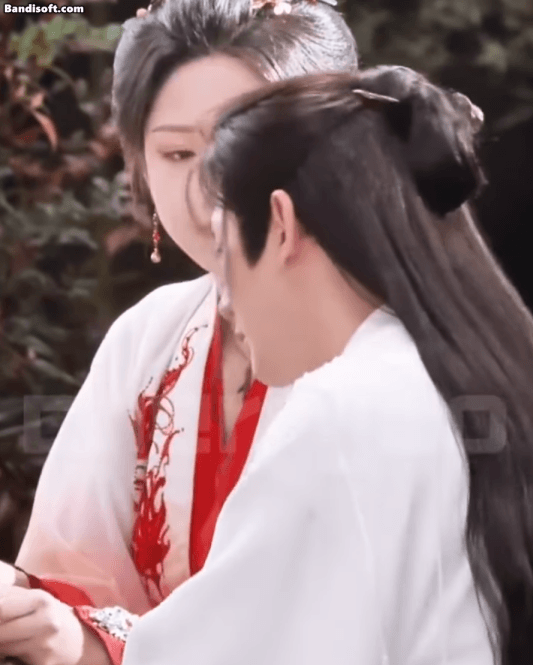 2 chiến thần nhan sắc Hoa ngữ cực tình tứ ở phim mới: Hôn má rồi nhìn nhau cười hạnh phúc làm netizen rung rinh - Ảnh 2.