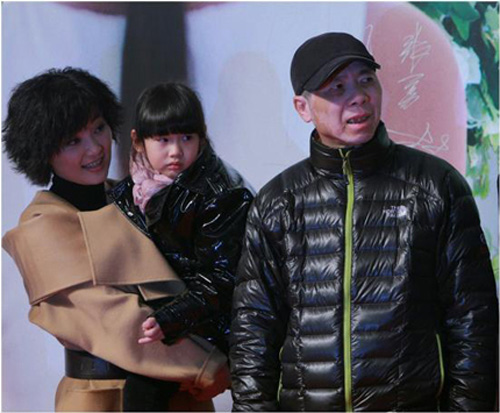 Con gái ông trùm showbiz Hoa ngữ Phùng Tiểu Cương gây sốt với nhan sắc xinh đẹp khi xuất hiện bên bố mẹ - Ảnh 2.