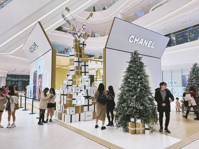 Lotte Mall Hồ Tây nhộn nhịp trong mùa Noel đầu tiên, trai xinh gái đẹp rủ nhau tới check-in rần rần - Ảnh 4.