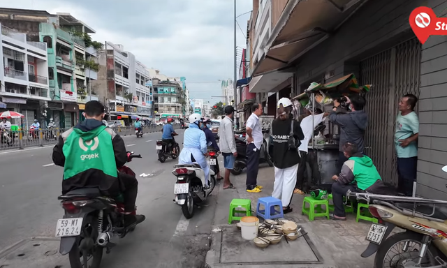 Xe hủ tiếu độc lạ Sài Gòn, bán 30 năm không bao giờ rửa tô tại chỗ, khách chịu khổ để được ăn ngon - Ảnh 7.