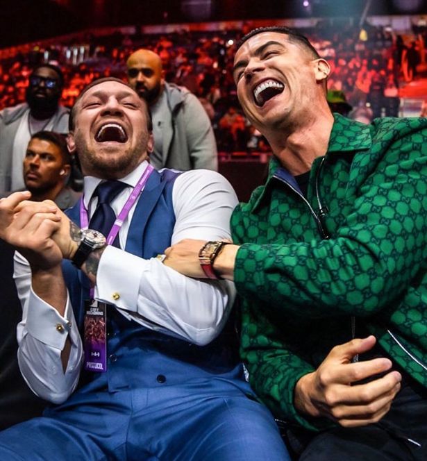 Phản ứng hài hước của Ronaldo khi người ngồi cạnh nói không ngừng, gây sốt với hơn 18 triệu lượt xem - Ảnh 4.