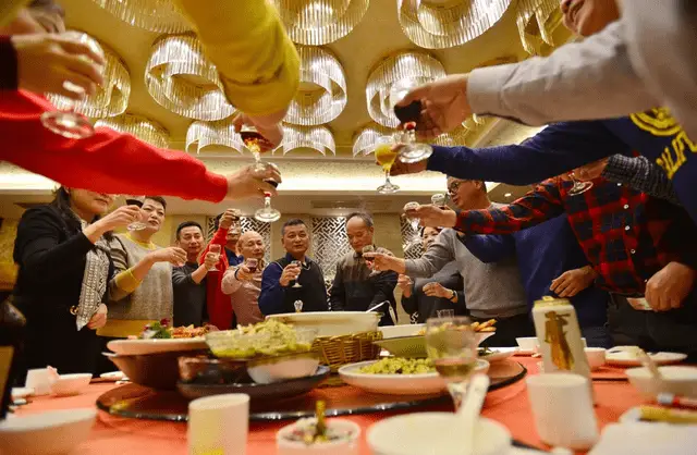 Lớp họp lớp sau 44 năm, mọi người vui vẻ ngồi vào bàn cho đến khi nhìn thấy hóa đơn 10 chai rượu.