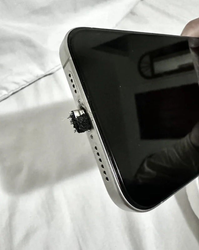 Bức ảnh chỉ ra iPhone 15 cần d&ugrave;ng sạc ch&iacute;nh h&atilde;ng của Apple, x&agrave;i sạc gi&aacute; rẻ c&oacute; thể nhận c&aacute;i kết đắng - Ảnh 1.