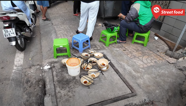 Xe hủ tiếu độc lạ Sài Gòn, bán 30 năm không bao giờ rửa tô tại chỗ, khách chịu khổ để được ăn ngon - Ảnh 5.