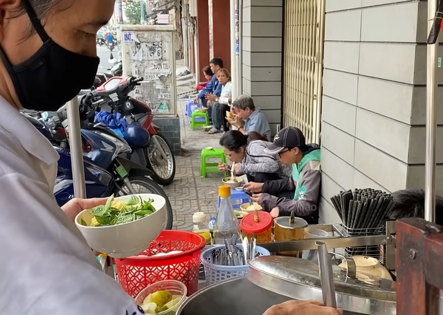Xe hủ tiếu độc lạ Sài Gòn, bán 30 năm không bao giờ rửa tô tại chỗ, khách chịu khổ để được ăn ngon - Ảnh 3.