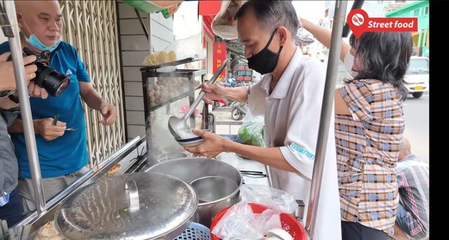 Xe hủ tiếu độc lạ Sài Gòn, bán 30 năm không bao giờ rửa tô tại chỗ, khách chịu khổ để được ăn ngon - Ảnh 1.