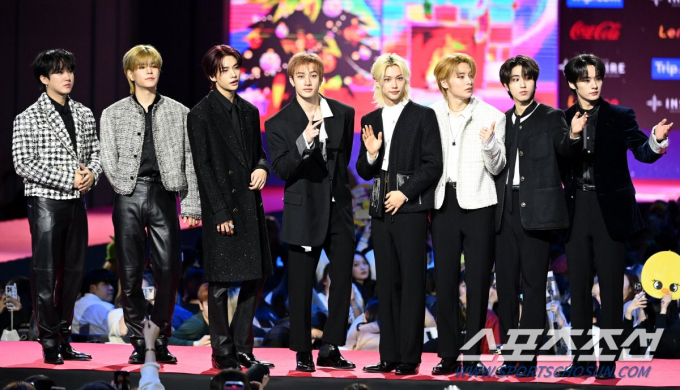 Lời nguyền 3 năm SBS Gayo Daejun: Nữ idol hạng A gãy xương, từ BTS - NCT ngã sân khấu đến aespa - MAMAMOO khổ sở trên thảm đỏ - Ảnh 19.