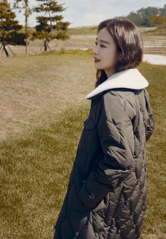 Style mùa đông của Kim Tae Hee xứng làm sách mẫu cho chị em 30+: Thanh lịch, sành điệu và hack tuổi đỉnh cao - Ảnh 3.