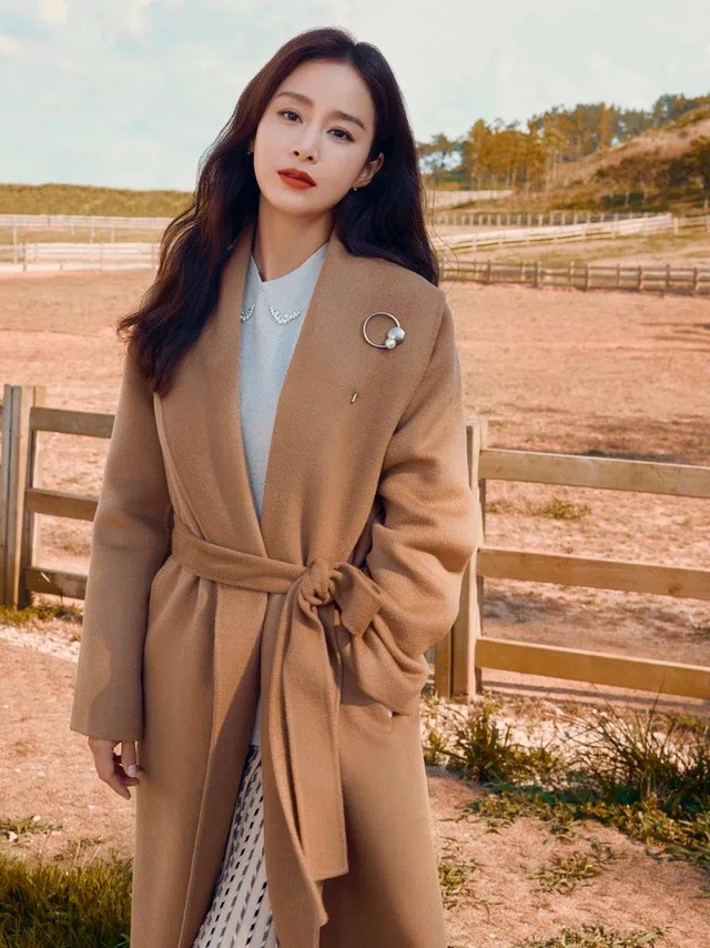 Style mùa đông của Kim Tae Hee xứng làm sách mẫu cho chị em 30+: Thanh lịch, sành điệu và hack tuổi đỉnh cao - Ảnh 1.