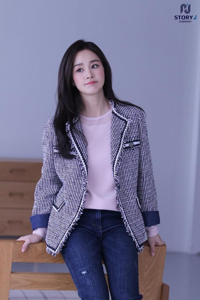 Style mùa đông của Kim Tae Hee xứng làm sách mẫu cho chị em 30+: Thanh lịch, sành điệu và hack tuổi đỉnh cao - Ảnh 7.