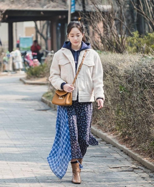 Style mùa đông của Kim Tae Hee xứng làm sách mẫu cho chị em 30+: Thanh lịch, sành điệu và hack tuổi đỉnh cao - Ảnh 6.