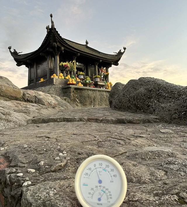 Ngôi chùa được đặt cao nhất Việt Nam nhiệt độ xuống 0 độ C, xuất hiện băng tuyết: Cách Hà Nội chỉ 130km - Ảnh 2.